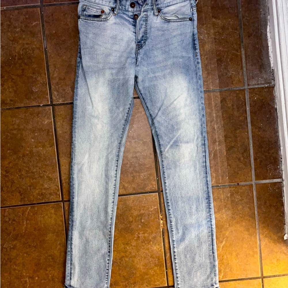 H&M Men’s Skinny Jeans / SLIM LOW WAIST-SIZE: 28/32 / Color: Light Wash.